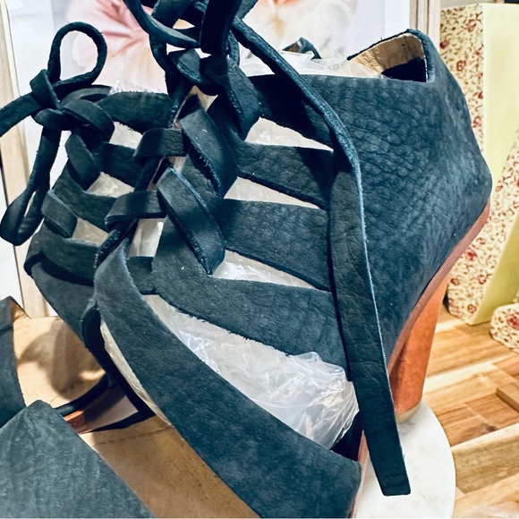 Frye - Sofia Tie On, navy super soft leather, size 8.5M, leather wrapped heel - Picture 8 of 12